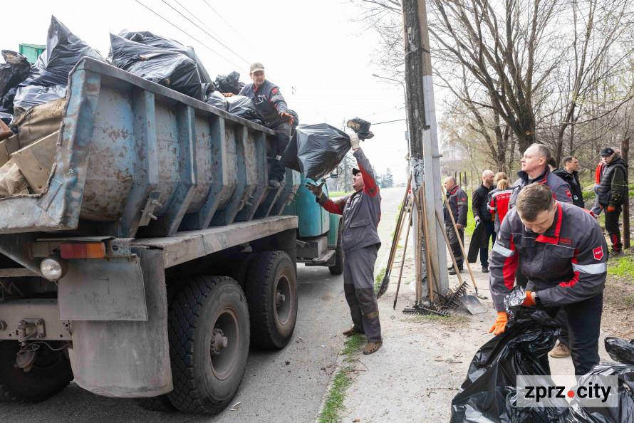 Запорізькі металурги долучилися до весняного прибирання міста