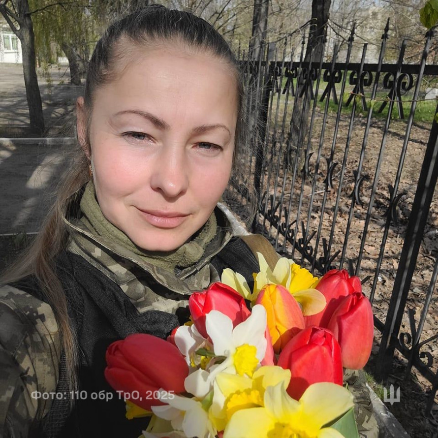 "Їду в автобусі, і плачу" - мешканка Мелітополя повернулася із-за кордону, щоб стати бойовою медикинею (фото)