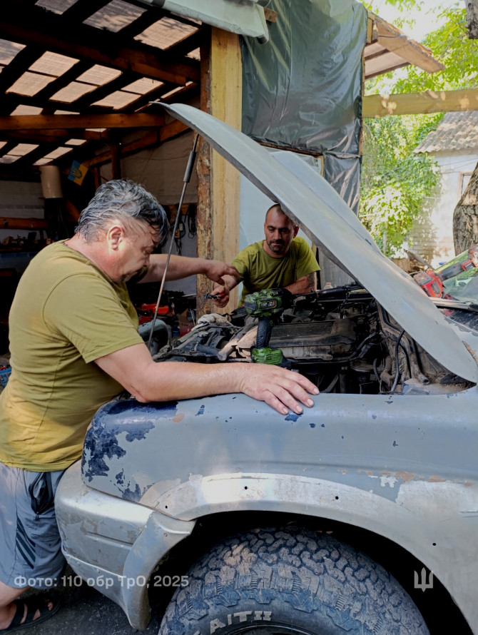 Водій запорізької бригади ТрО приїхав на війну на двоповерховому автобусі та врятувався від ПТУР завдяки загубленому телефону (фото)