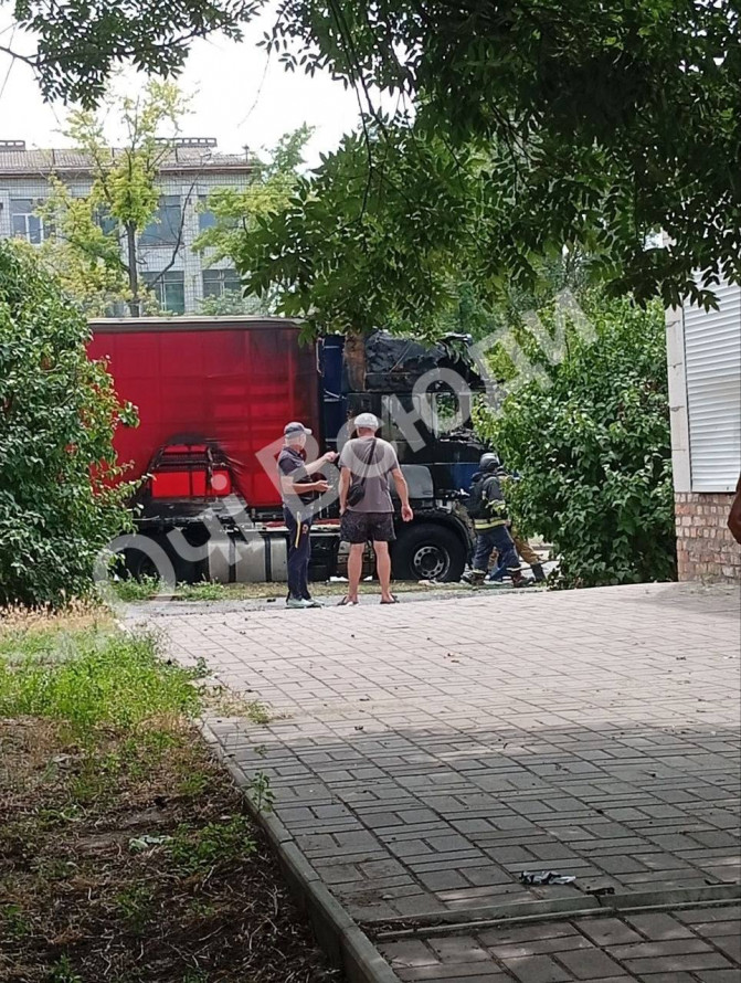 Ворог продовжує атакувати Запоріжжя - постраждав водій вантажівки, тисячі людей залишилися без світла (фото, відео)