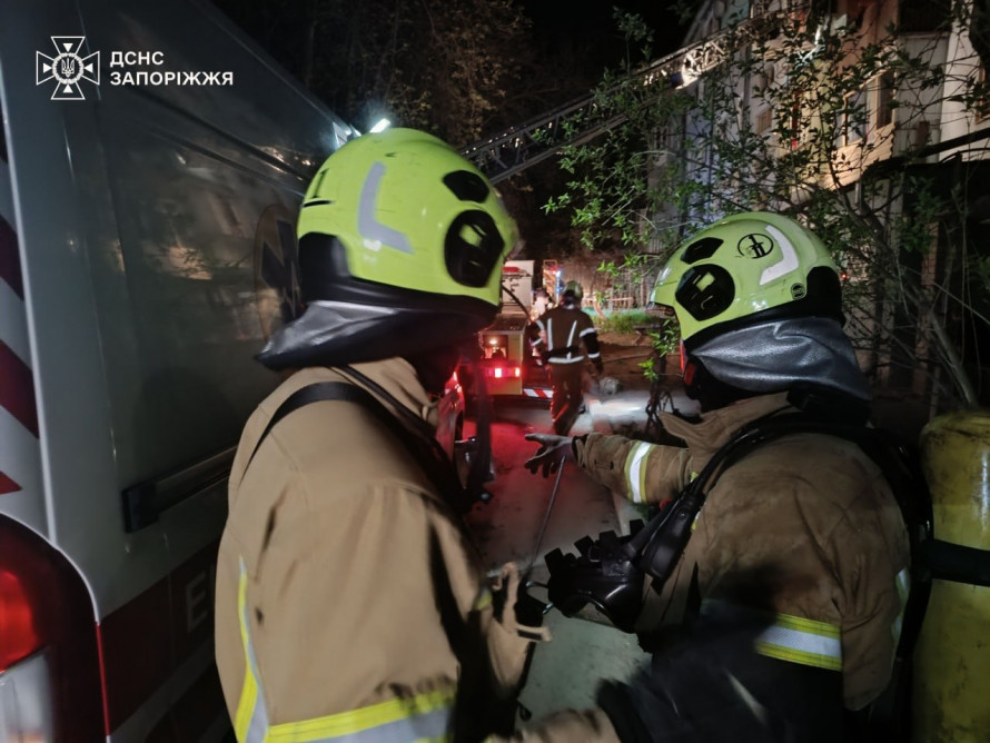 У Запоріжжі сталася нічна пожежа в багатоповерхівці: з вогню врятували чоловіка та жінку (фото)