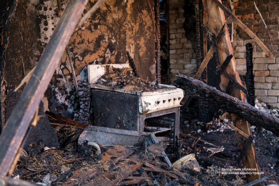 «Допомагав розбирати завали, щоб дістати дитину»: у Запоріжжі очевидці розповіли про наслідки ударів (фото)