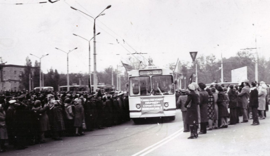 Перший тролейбус запоріжці зустріли, як дикуни