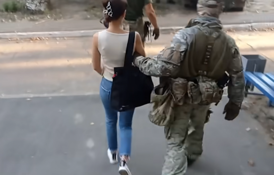 “Ми не знаємо, чи вона жива” - історія викраденої в Мелітополі журналістки Анастасії Глуховської (фото)