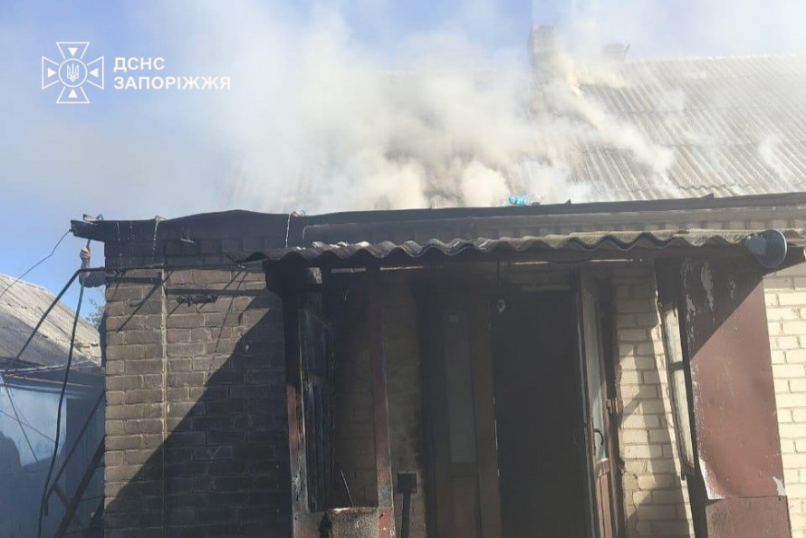У Запорзькому районі ворог вдарив поряд з автомобілем, а у Запоріжжі - по гаражах: наслідки обстрілів за добу (фото)