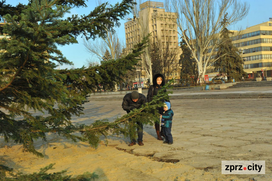 Казка мирних часів – як у Запоріжжі протягом 20 років змінювалася новорічна ялинка (фото)