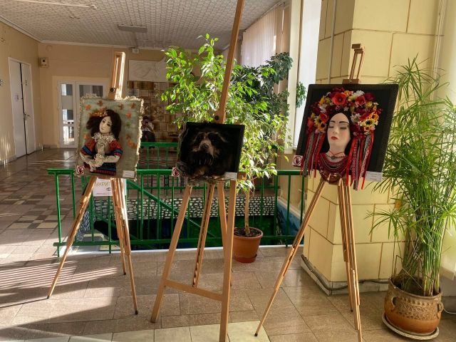 Трансформація ляльок: у Запоріжжі презентували виставку іграшок ручної роботи в незвичайному форматі (фото)
