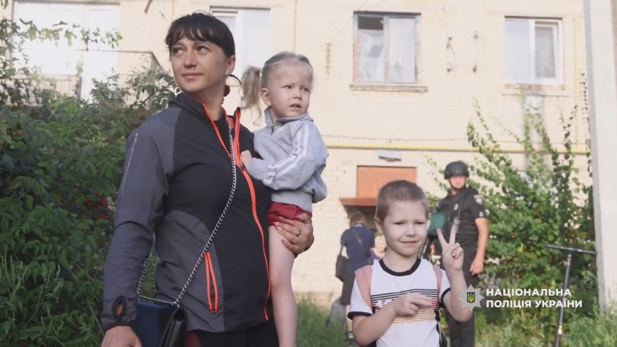 «Життя дітей понад усе»: поліцейські вивезли родину із села на Запоріжжі (відео)