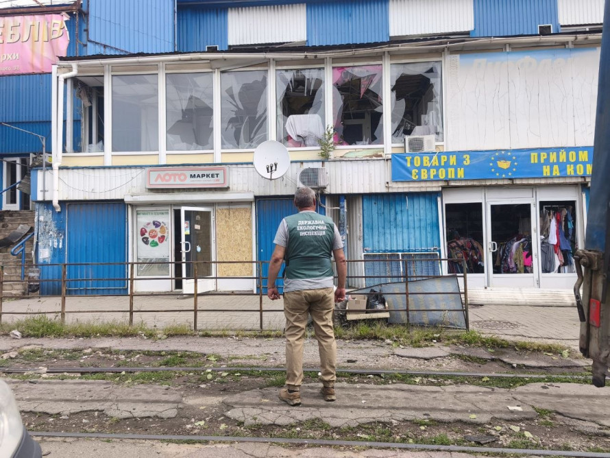У екоінспекції показали наслідки ворожого удару КАБами по ринку і торгівельному центру у Запоріжжі