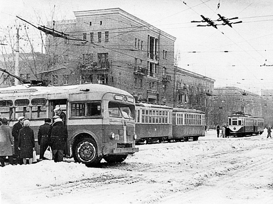 Перший тролейбус запоріжці зустріли, як дикуни