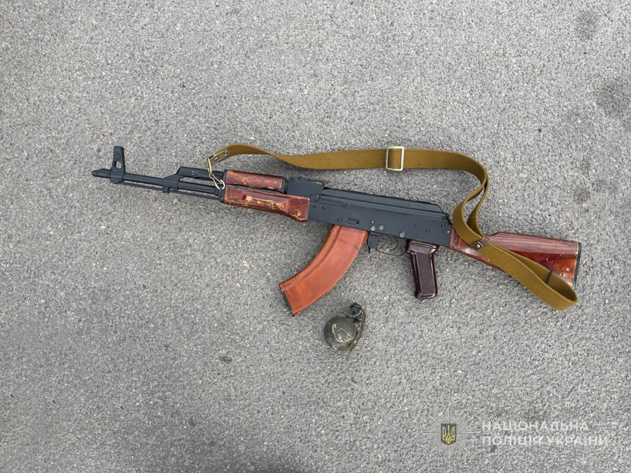 Остання "угода" - в Запоріжжі поліцейські затримали чоловіка, який продавав зброю (фото)