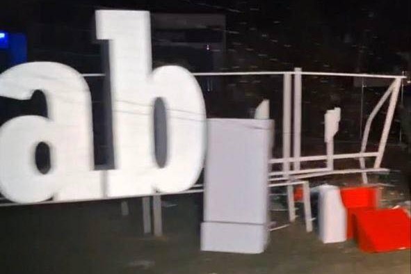 Наїхав автівкою і зник: у Запорізькому районі водій пошкодив інсталяцію (фото)