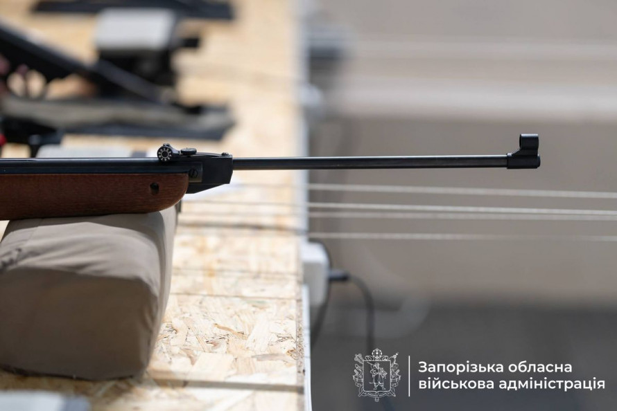 У Запоріжжі майстри спорту безкоштовно тренують колишніх військових та їхні родини у сучасному тирі - фото