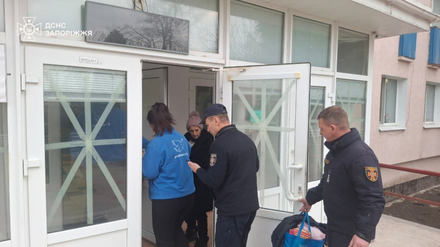 "Поки чекав рятувальників, ворог обстрілював село двічі" - із зони небезпеки в Запорізькій області вдалося вивезти двох людей (фото)