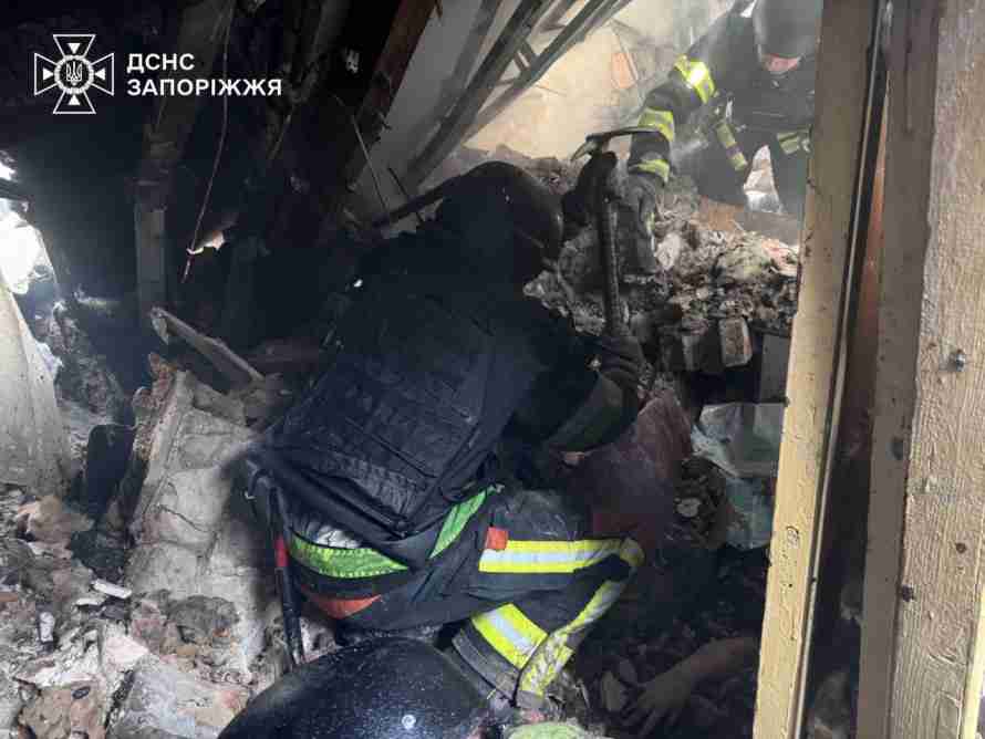 Вже готується до виписки: дівчина, яку дістали з-під завалів у Запоріжжі, уперше зустрілася зі своїм рятівником (фото)