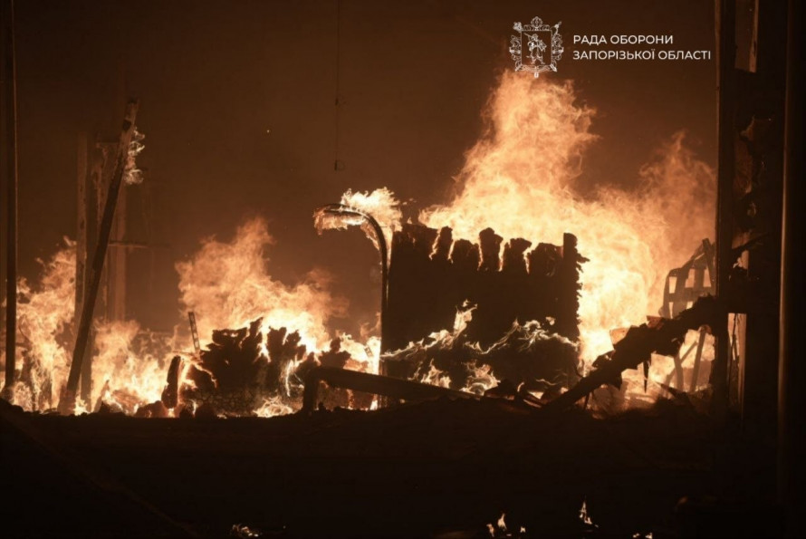 Ворог ударив по великому торгівельному центру Запоріжжя: подробиці (фото, відео)