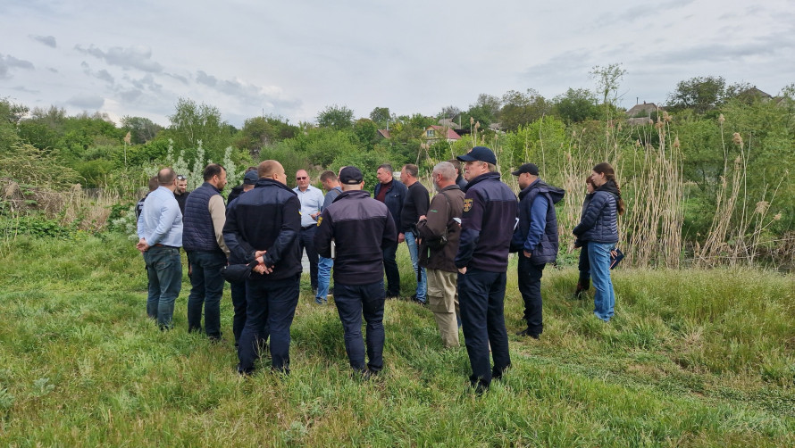 У Запоріжжі річку перетворили на суцільний жах - вкрита товстим шаром нафтопродуктів
