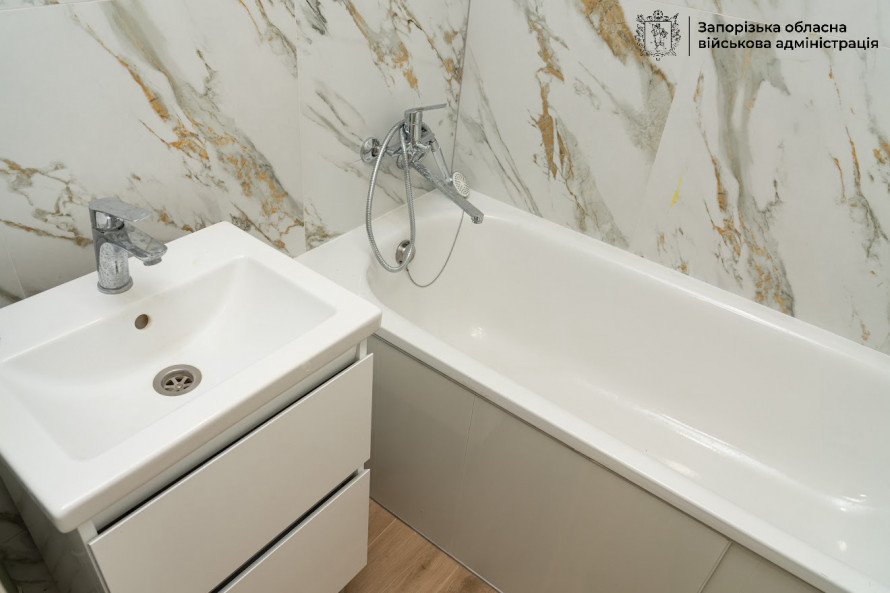 Неушкодженим у квартирі залишився санвузол та двері: запоріжці повертаються у відновлений будинок