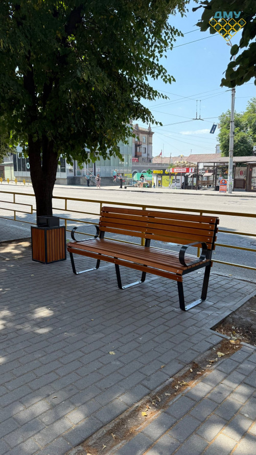Вздовж центрального проспекту Запоріжжя встановили нові лави (фото)