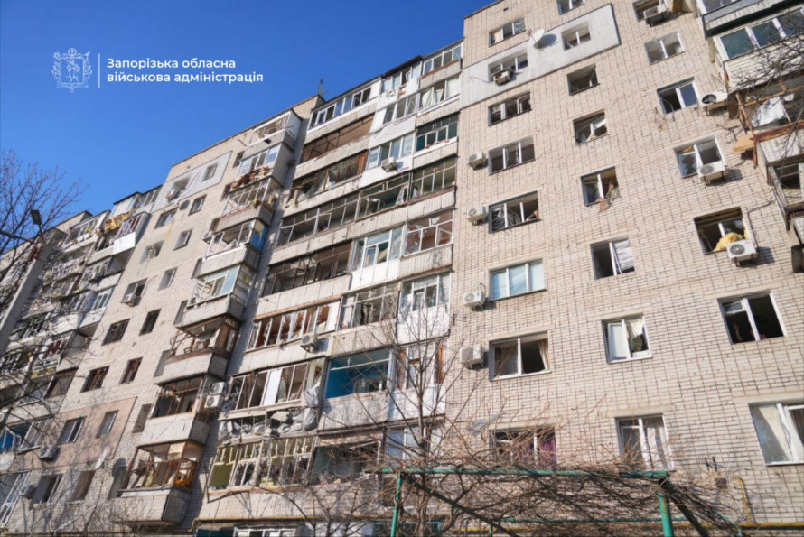 Діставали з- під завалів - пораненні та загиблі: наслідки ворожого удару по Запоріжжю (фото, відео)