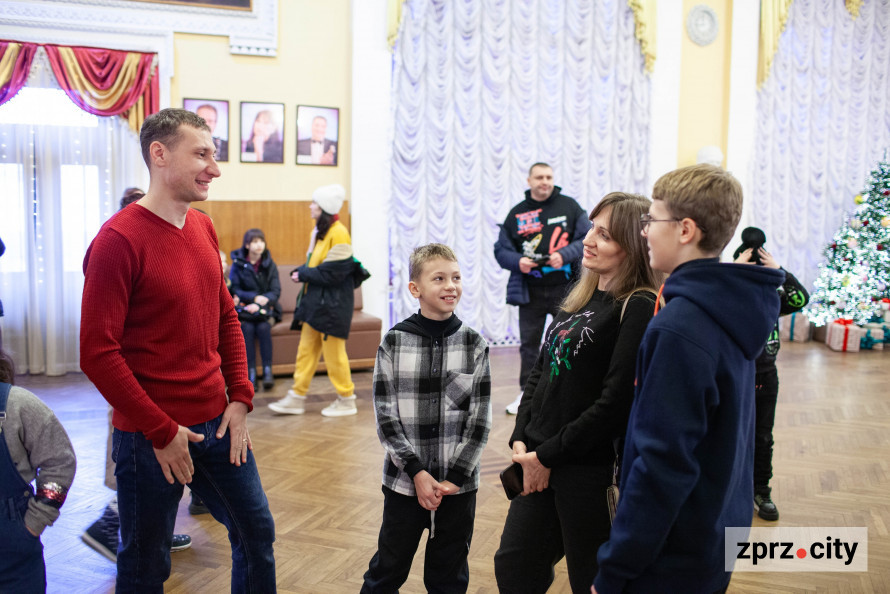 У Запоріжжі родини запоріжсталівців безкоштовно відвідали новорічні вистави