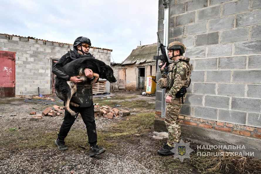 На Запоріжжі поліцейські з капеланами вивезли з Комишувахи трьох людей і вівчарку (фото)