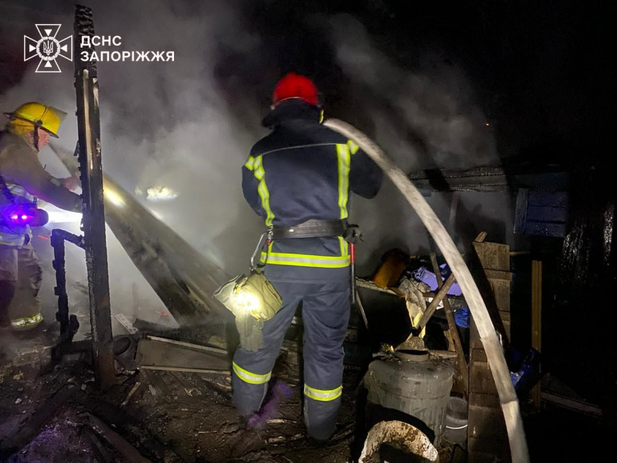 Пожежа у Запорізькому районі: в одному із сіл загорівся будинок, постраждала господарка (фото)