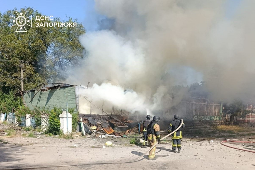 Ворожі удари спричинили масштабні пожежі у Запоріжжі: горіли АЗС, будинки та гаражі, постраждали патрульні (фото)