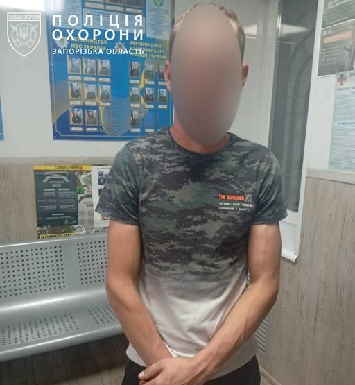 Намагався виламати двері квартири: у Запоріжжі нетверезий чоловік влаштував дебош у багатоповерхівці (фото)