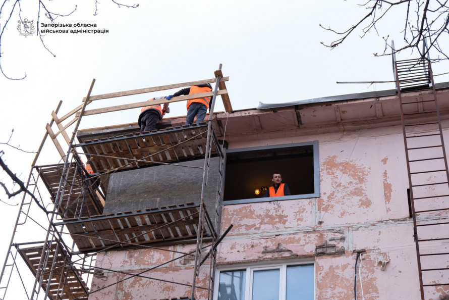 «До завершення року маємо впоратися»: як у Запоріжжі відбудовують будинок, який вразив ворожий удар (фото, відео)