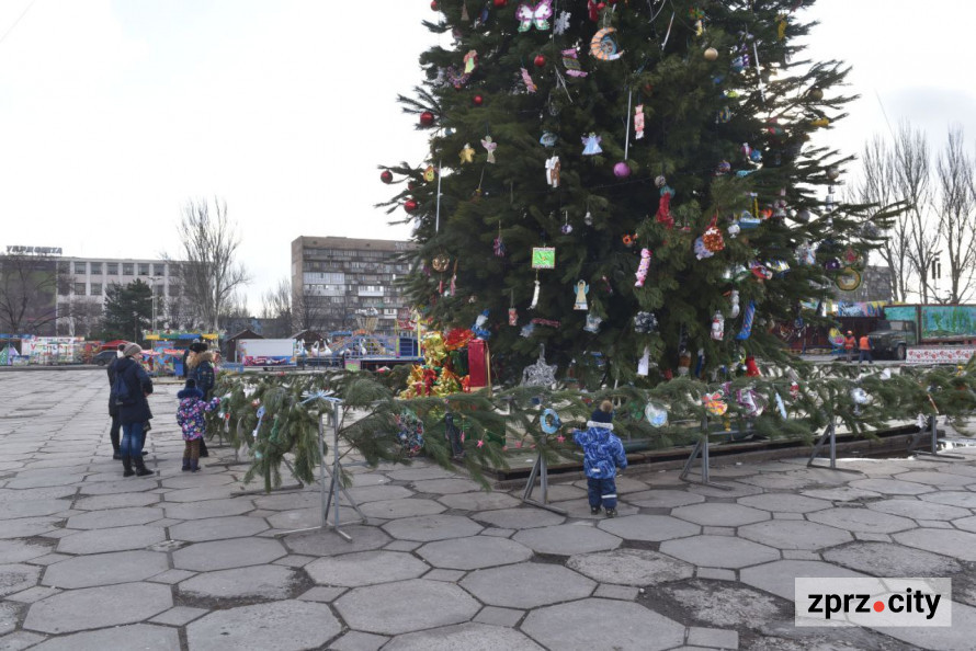 Казка мирних часів – як у Запоріжжі протягом 20 років змінювалася новорічна ялинка (фото)