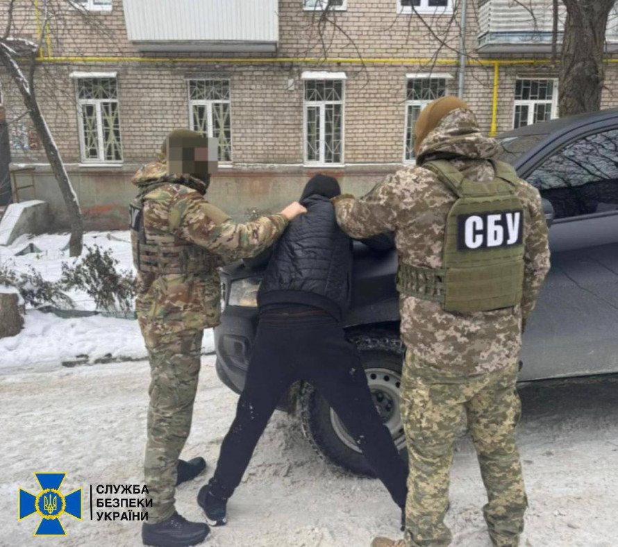 З передової на чорний ринок: у Запоріжжі затримали військового, який торгував зброєю