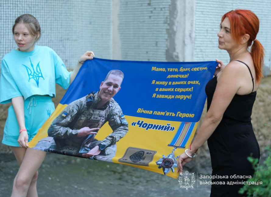 "Був нашим завжди усміхненим сонцем, живчиком" - у Запоріжжі з'явилася пам'ятна табличка на честь Героя Костянтина Опанасенка (фото)
