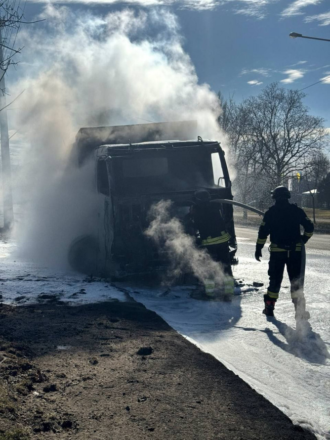 Росіяни вдарили дроном по вантажівці на шосе — у спальному районі Запоріжжя спалахнула пожежа (фото, відео)