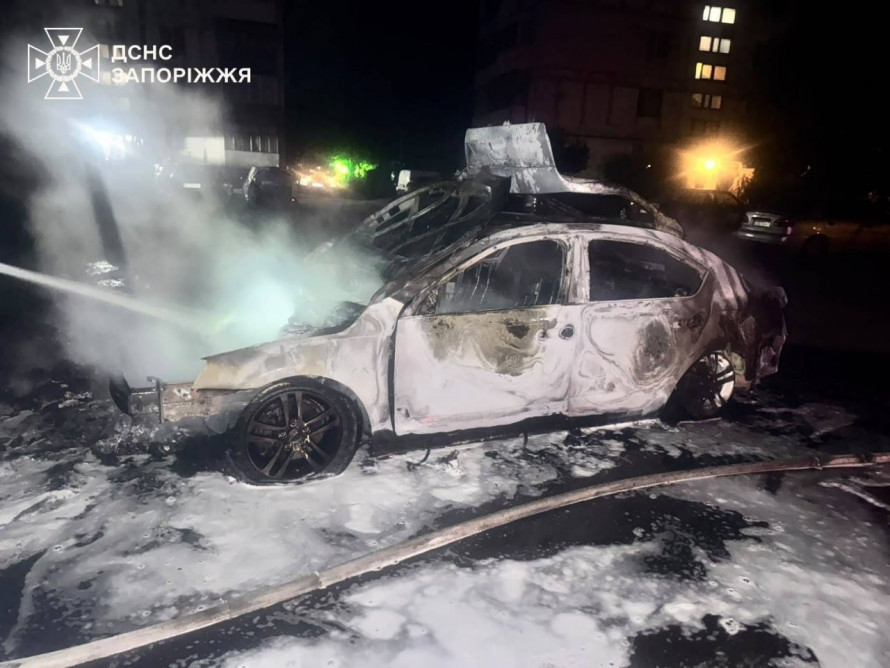 Росіяни авіабомбою знищили лікарню на Запоріжжі: під завалами опинилися медпрацівники (фото)