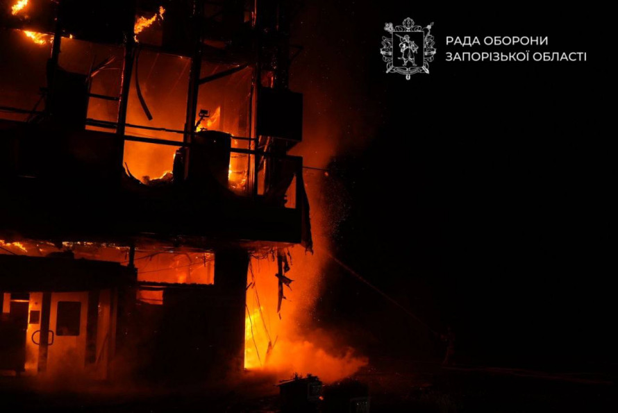 Вночі ворог атакував Запоріжжя - є постраждали, пошкоджені багатоповерхівки, торговий центр та виш (фото, відео)
