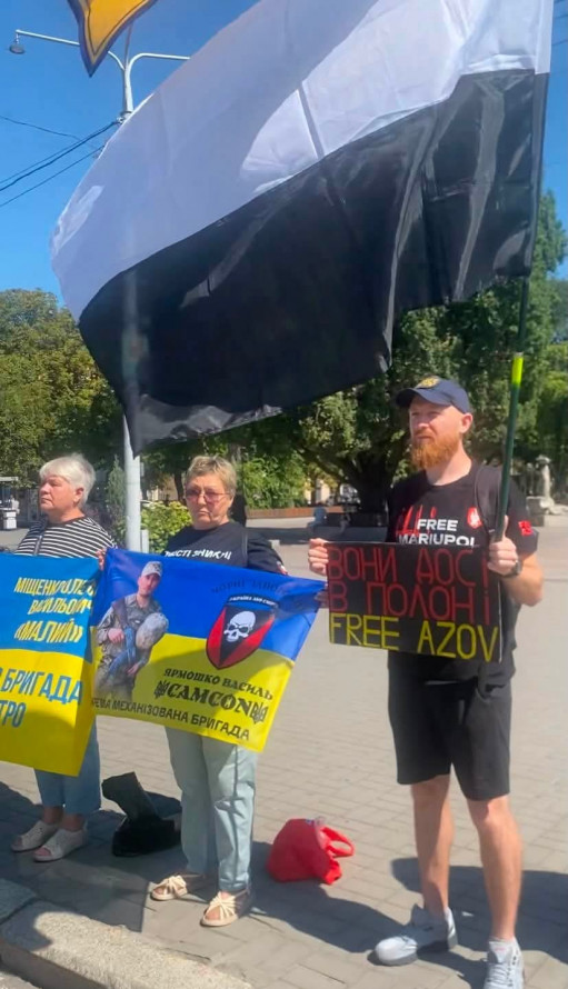 "Боремося. Надіємося. Чекаємо": у Запоріжжі відбулася акція на підтримку військовополонених (фото)
