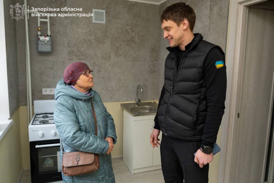 Повернення додому: у Запоріжжі мешканці отримали ключі від відновлених квартир (фото, відео)
