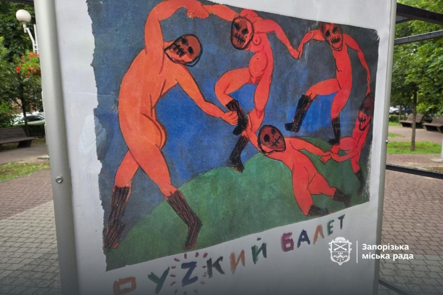 У Запоріжжі просто неба відкрилась виставка плакатів одеського художника-військовослужбовця (фото)