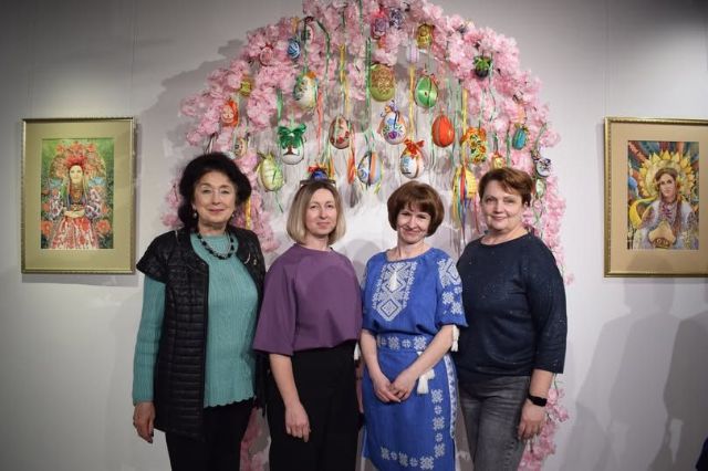Українські пісні ожили у вишивці: у Запоріжжі відкрилася виставка писанок, рушників, мотанок (фото)