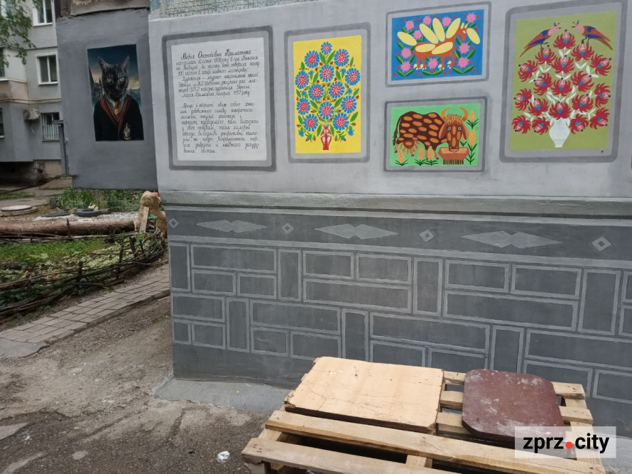На запорізькій багатоповерхівці майже завершили розписи в стилі відомої художниці- фото