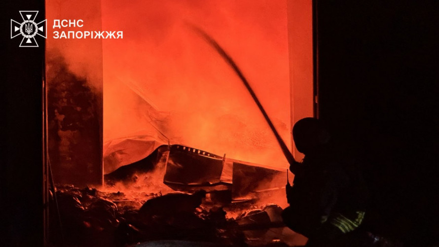 Ворожі удари спричинили масштабні пожежі у Запоріжжі: горіли АЗС, будинки та гаражі, постраждали патрульні (фото)