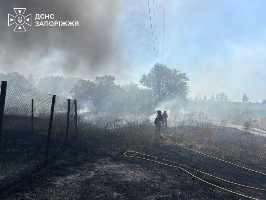 24 гектари у вогні: у Запорізькій області надзвичайники приборкали пожежі, спричинені обстрілами (фото)