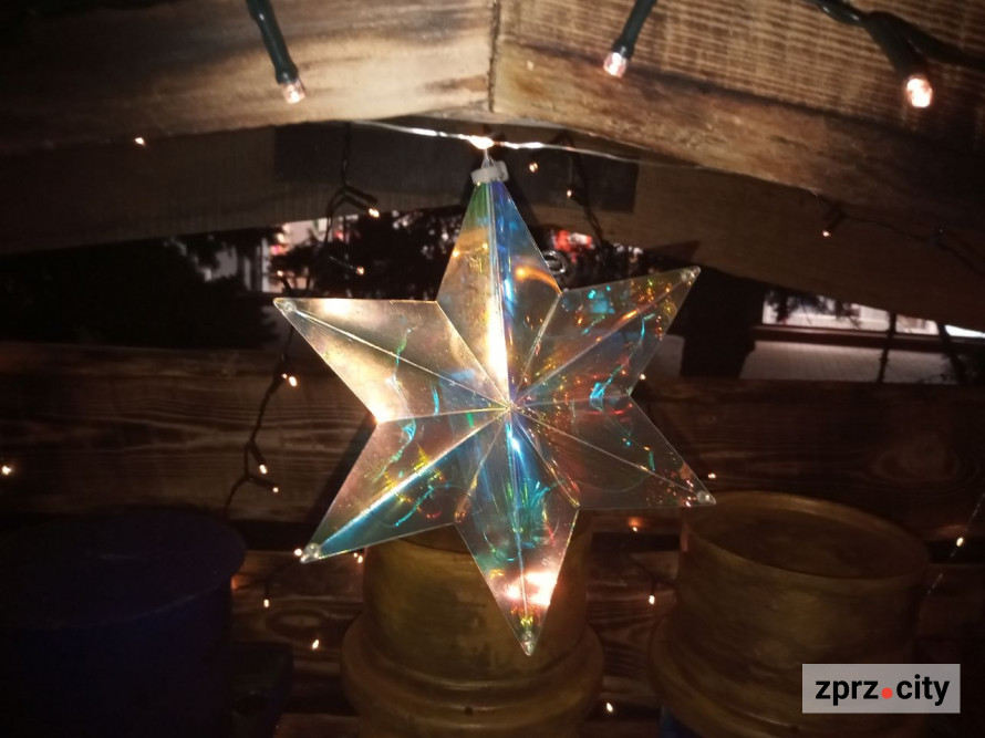 У центрі Запоріжжя з'явився Різдвяний вертеп воєнного часу - фото