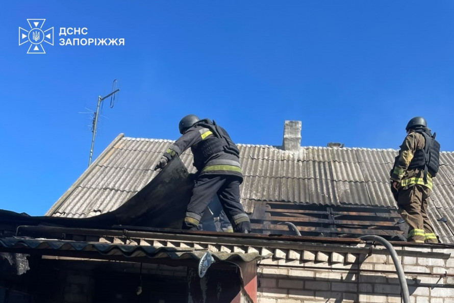 У Запорзькому районі ворог вдарив поряд з автомобілем, а у Запоріжжі - по гаражах: наслідки обстрілів за добу (фото)