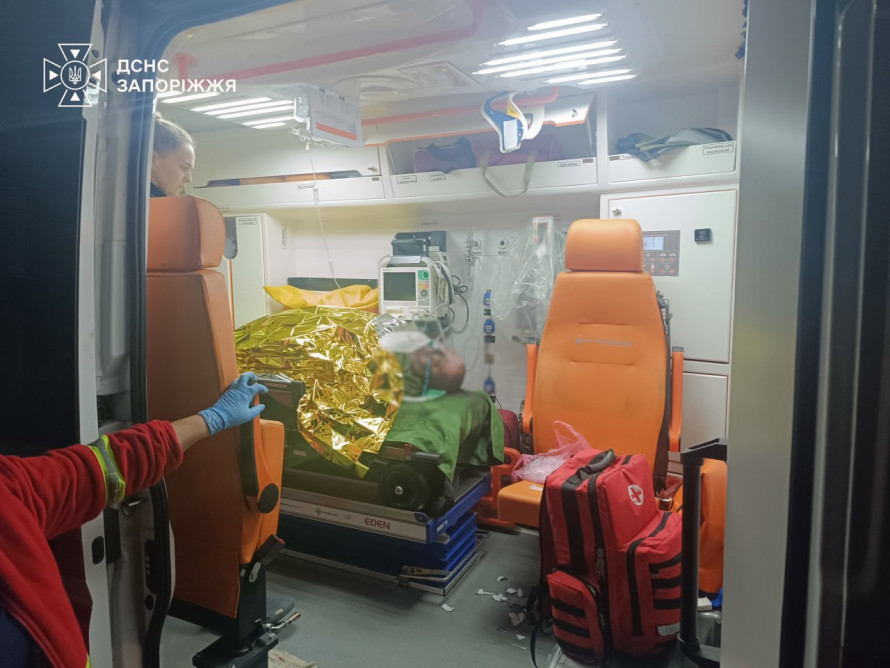 У Запоріжжі горіла багатоповерхівка: рятувальники винесли з вогню двох хлопчиків (фото)