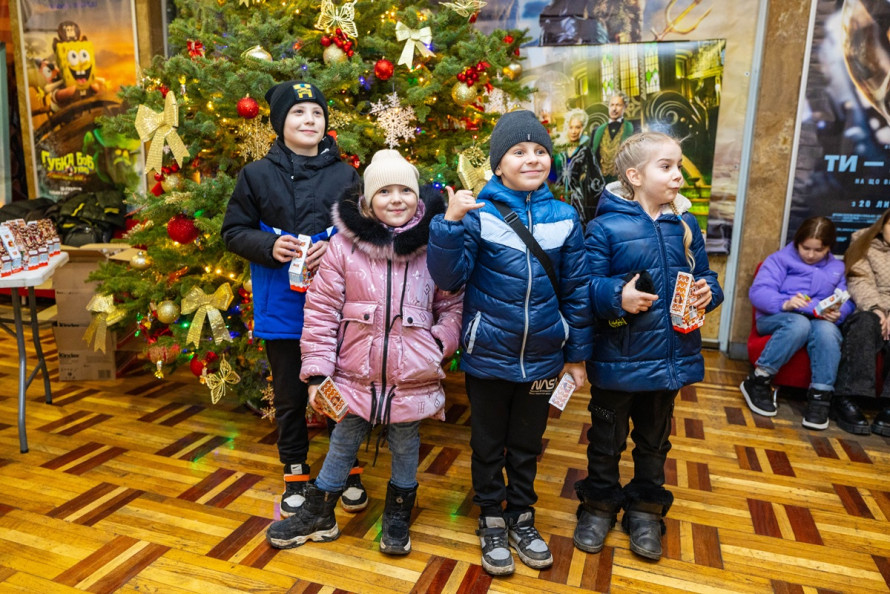 Кіно для своїх: у Запоріжжі ветеранам влаштували сімейний кіновечір