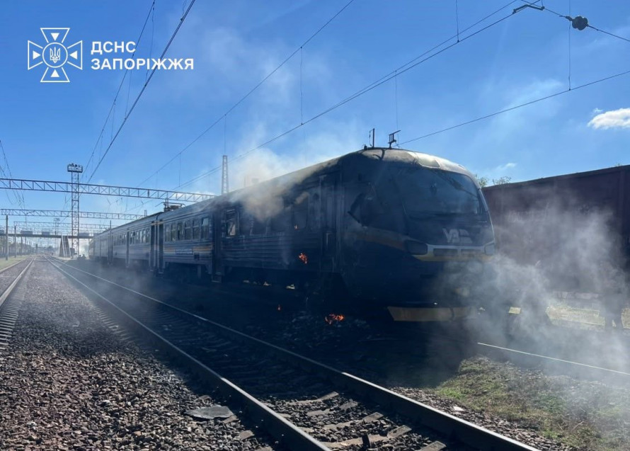 У Запорізькій області внаслідок ворожих атак горів потяг, магазин, кафе і житло - загинула людина (фото)
