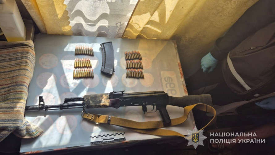 Тримали зброю вдома - у Запорізькій області поліція викрила двох чоловіків (фото)