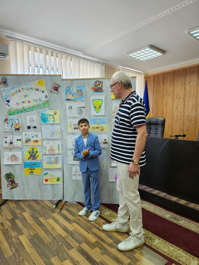 Юні митці подарували колективу Запорізького окружного адміністративного суду радість та піднесений настрій